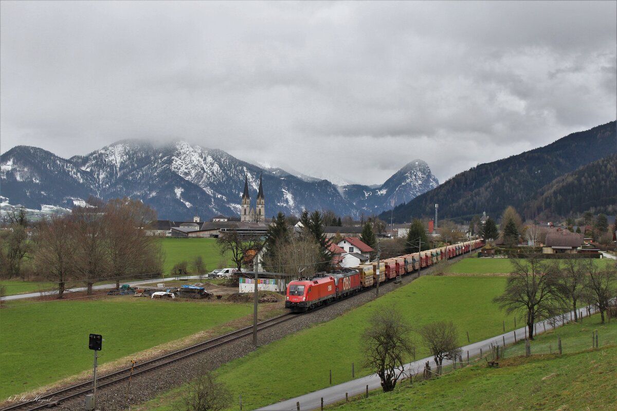 Der GAG58668 von Eisenerz nach Leoben Donawitz bringt steirisches Eisenerz von Erzberg zur Voest Alpine.
Am 15.4.2023 wurde der Ganzzug von der 1116 120 und 1293 057 bespannt hier kurz hinter dem Bahnhof Admont mit dem weltbekannten Benediktinerstift aus dem Jahr 1074.