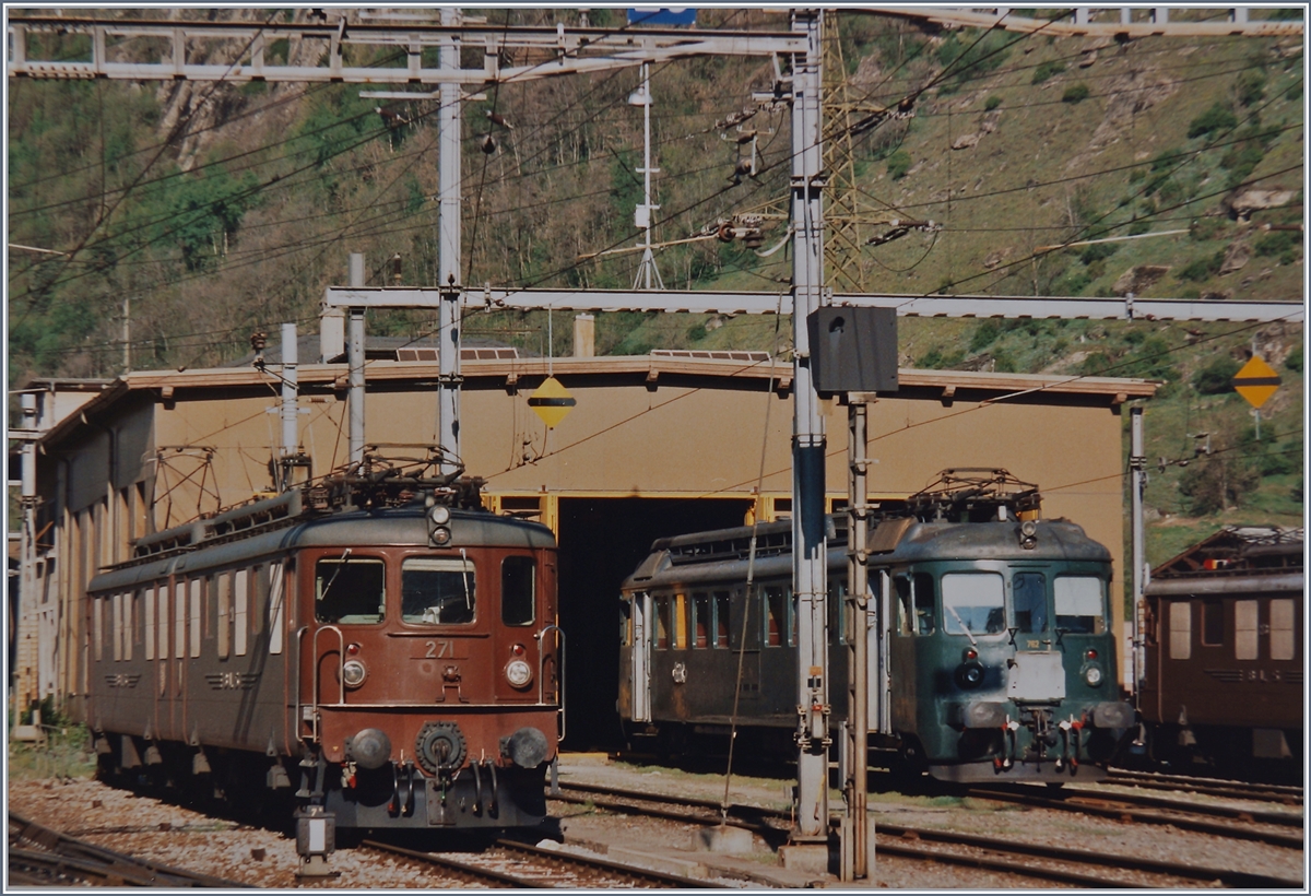 Der Gang ins Archiv führte mich heute unter anderem nach Brig, dort entdeckte ich dieses Bild der BLS Ae 8/8 271 und des Be 4/4 762 vor dem Depot der BLS. 
Das Analogbild stammt aus dem Jahre 1995