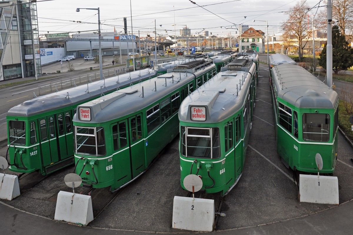 Der ganze Hof des Depots Dreispitz ist mit Düwag und B4 Anhängern voll. Diese Wagen werden anfangs 2016 nach Belgrad transportiert. Die Aufnahme stammt vom 20.12.2015.