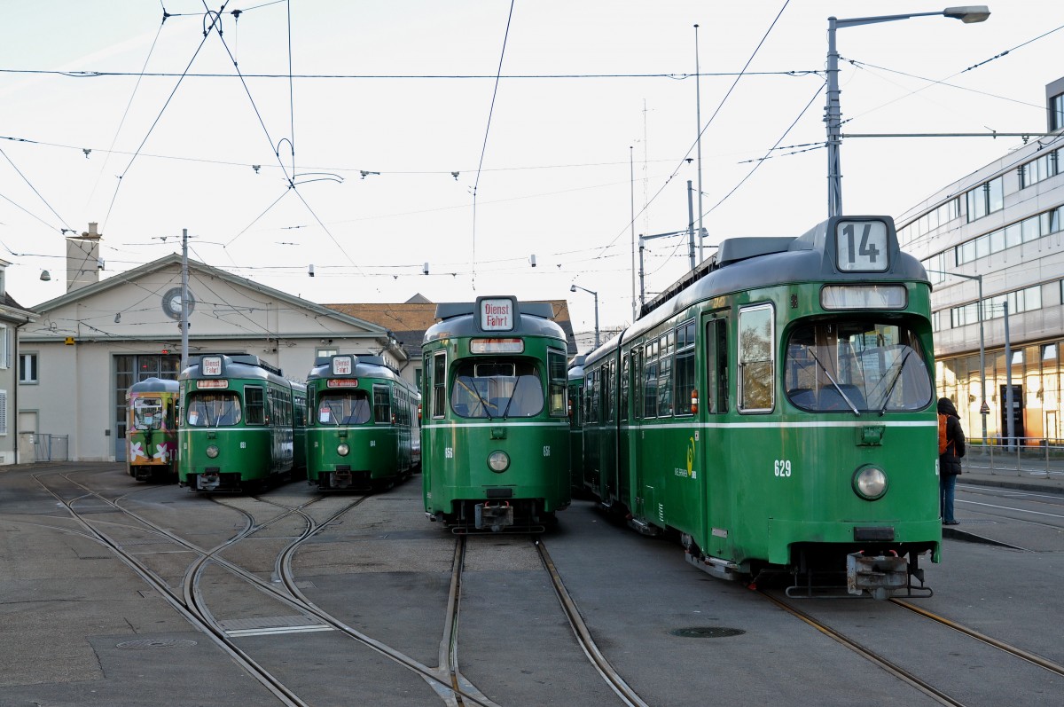 Der ganze Hof des Depots Dreispitz ist voll mit Düwag und B4 Anhängern, die nach Belgrad verladen werden. Auf dem Bild sehen wir die Düwag 629, 656, 644, und 653. Die Aufnahme stammt vom 25.01.2016.