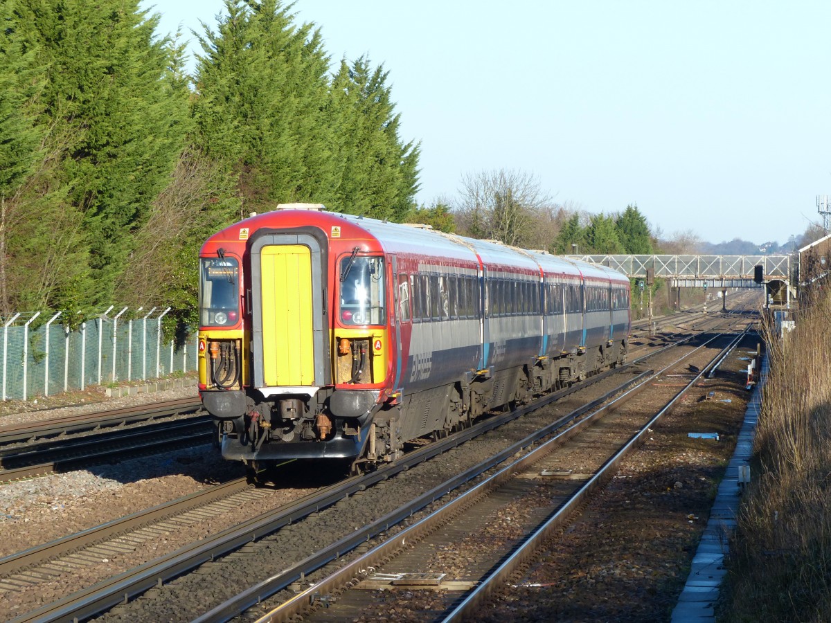 Der Gatwick-Express bedient die stark nachgefragte Strecke zwischen dem Flughafen Gatwick und der Londoner Innenstadt im 15-Minuten-Takt. Da hier aber auch regulären Züge ebenso häufig und schnell fahren, schien mir zumindest am 11.1.2014 die Nachfrage überschaubar zu sein. Aufgenommen in Horley