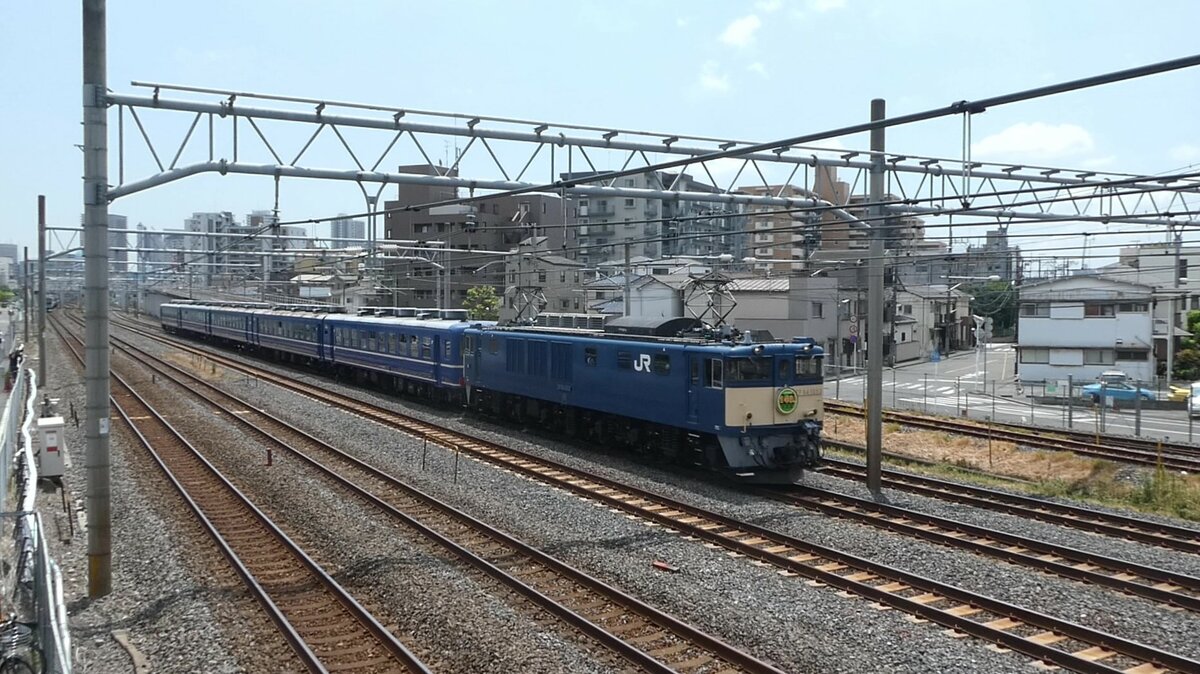 Der Gedenkzug zum 140-jährigen Bestehen der Ueno Bahnhof und der Takasaki-Linie, mit die E-Lok EF64-1053: unterwegs nach Urawa; Gedreht am 28.07.2023. (Auszug aus dem Video)
