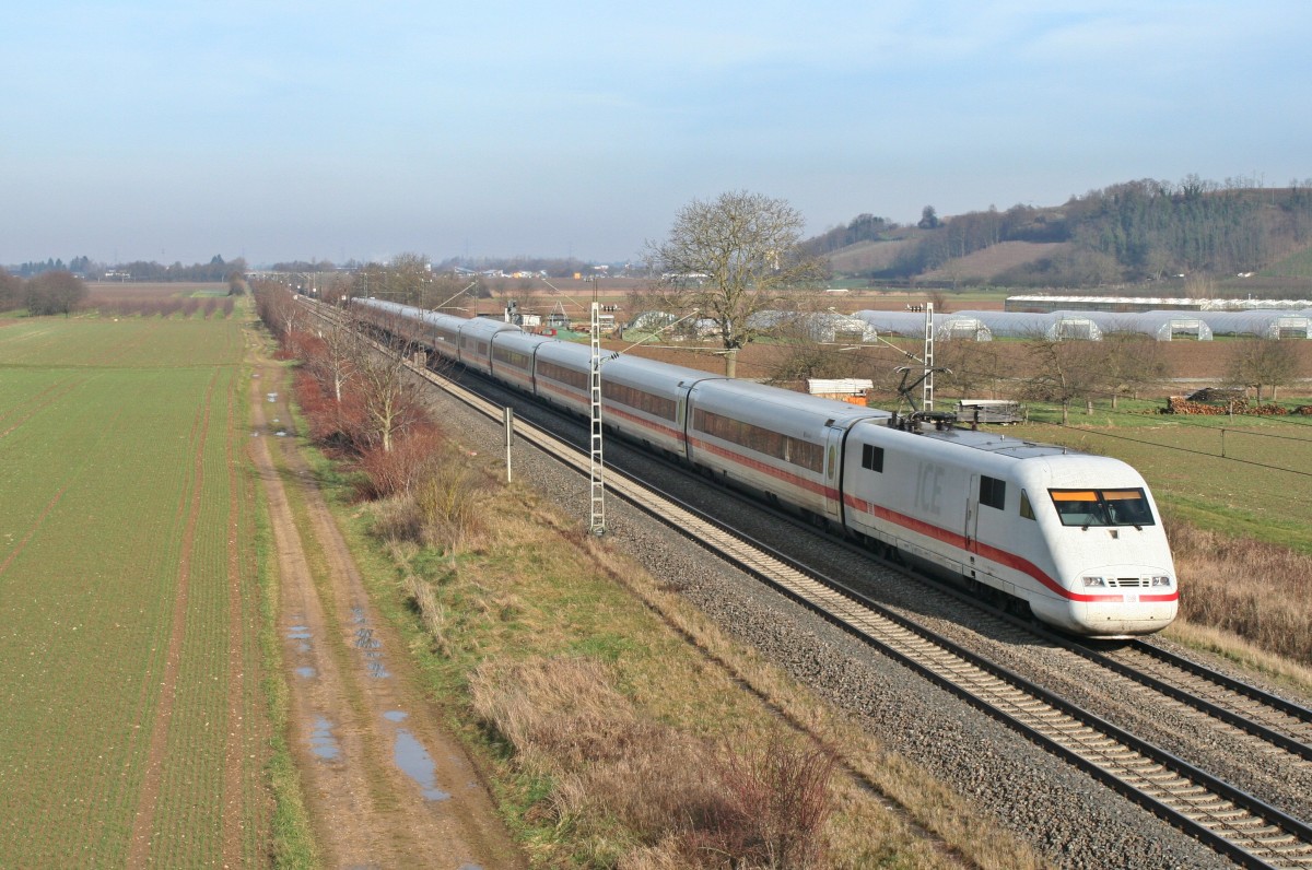 Der gedrehte 401 584-8 war am 18.01.14 als ICE 72 von Zrich nach Hamburg Altona unterwegs. In der Mittagssonne konnte ich den Zug nrdlich von Hgelheim aufnehmen.