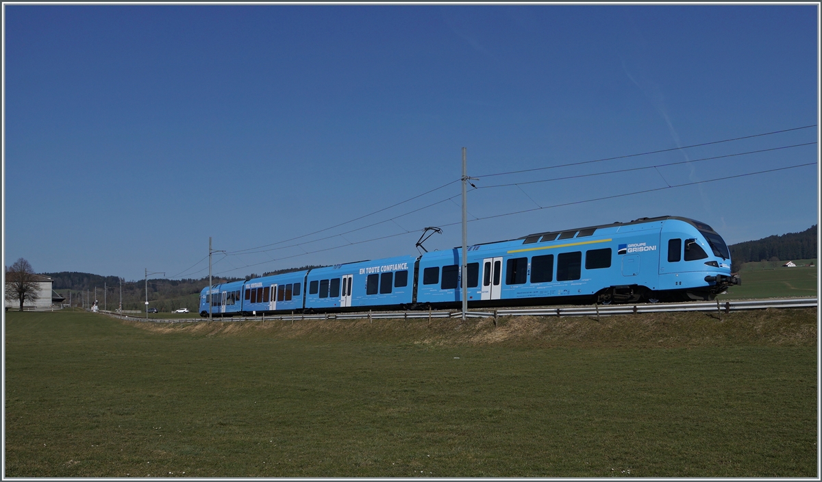Der in gef�lliger  Groupe Grisoni  Werbung gehaltene TPF RABe 527 198 ist zwischen S�les und Vaulruz auf dem Weg nach Bulle. Seit der Sanierung der Strecke Romont Bulle werden jedoch die nun ehemaligen Zwischenstationen nicht mehr bedient, erf�hlen jedoch als Dienststationen teilweise noch betriebliche Aufgaben. 

2. M�rz 2021 
