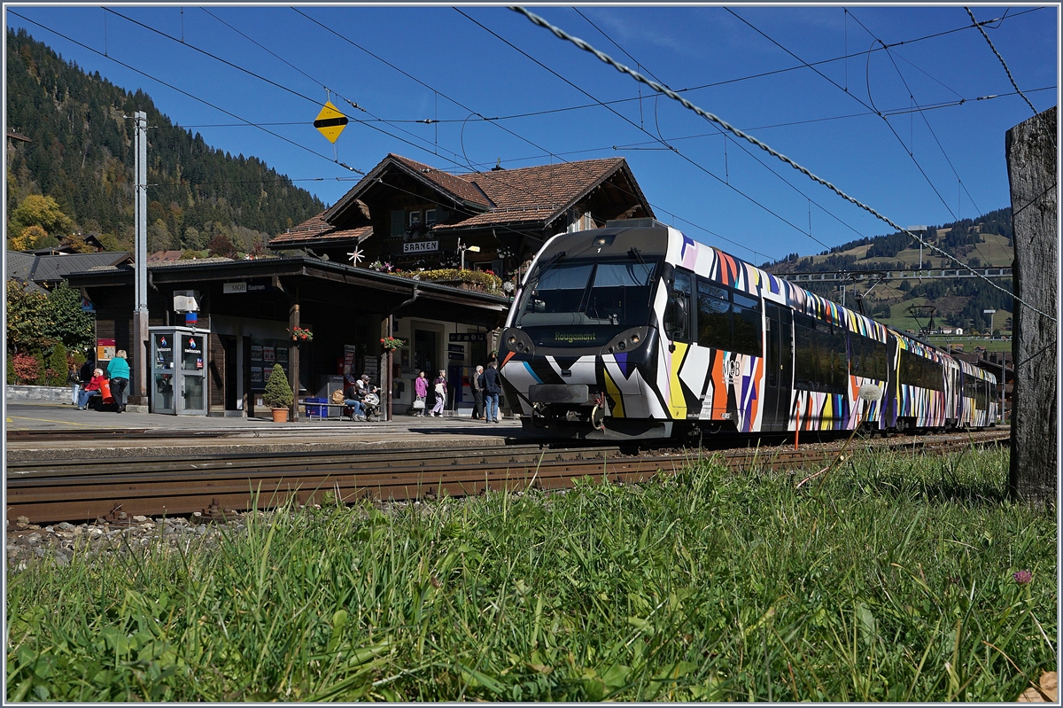 Der im Gegensatz zum Ursprungsmodell in der neuen Form doch etwas unglücklich gestaltete  Lenkerpendel  der MOB vermag auch in der Farbgebung nicht restlos zu überzeugen. Immerhin, dank der Künstlerin Sarah Morris überrascht der als  Monarch  gestaltete Lenkerpendel doch, wie mit etwas Farbe ein gefälliger Zug entsteht. Der aus den dem ABt 341, dem Be 4/4 5001 und dem Bt 241 bestehende Zug ist auf dem Weg nach Rougement und konnte beim Halt in Saanen fotografiert werden.

10. Oktober 2017 
