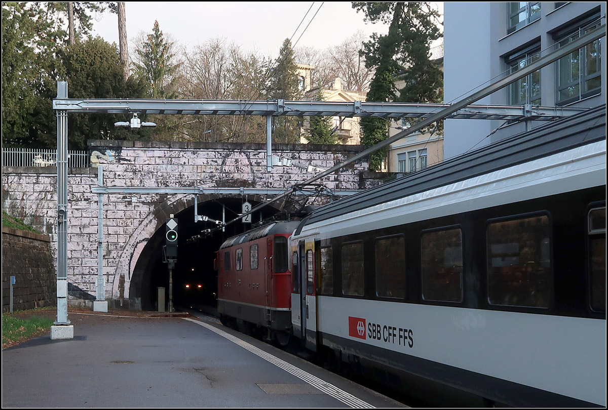 Der Gegenzug -

... im ca. 850 Meter langen Ulmbergtunnel. Dieser Tunnel der auch die Shil unterquert entstand mit der Tieferlegung und Verlegung der linksufrigen Zürichseebahn. Hier das Südportal am Bahnhof Zürich-Enge, der nach oben offen zwischen zwei Tunnels liegt. Der alte weiter östlich liegende Ulmbergtunnel wird heute für den Autoverkehr genutzt.

13.03.2019 (M)