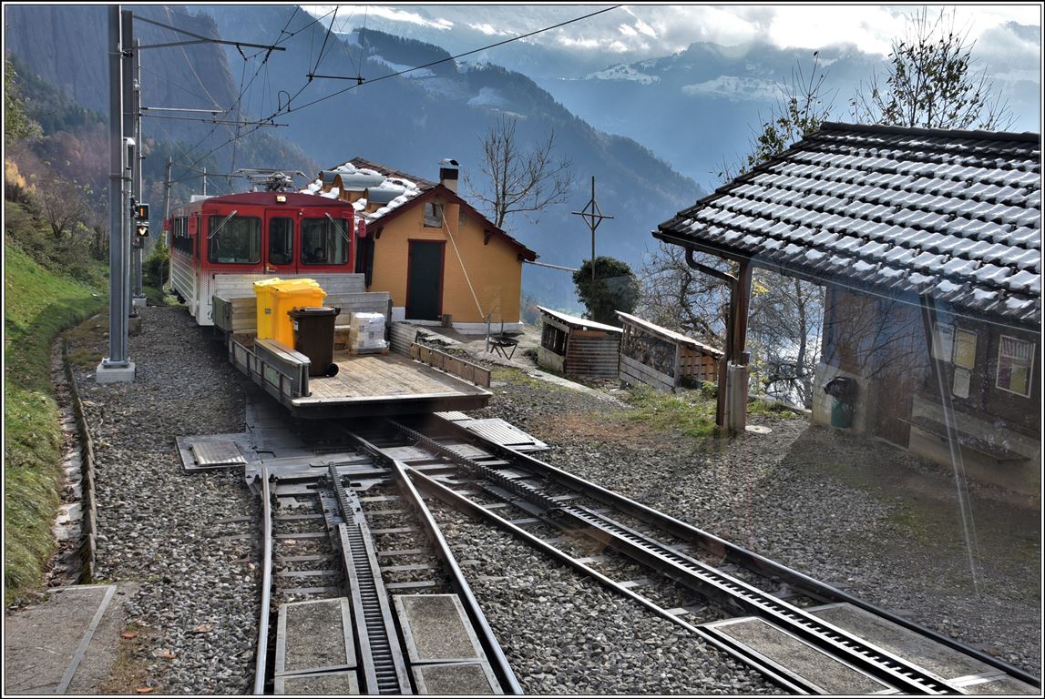 Der Gegenzug aus Vitznau tfiffft in Freibergen ein. Die Spiegelungen entstanden durch das fotgrafieren durch die Frontscheibe. (13.11.2019)
