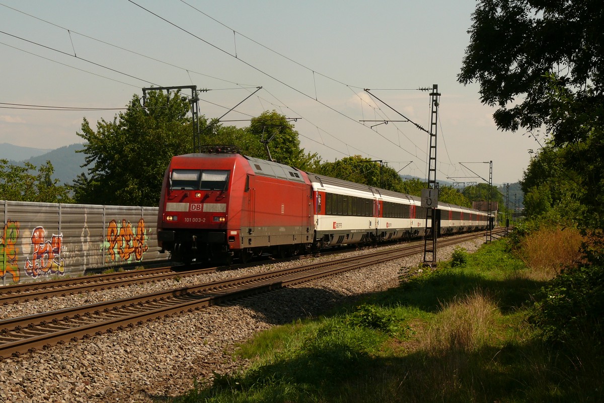 Der Gegenzug heute ausnahmsweise auch mit einer 101. 101 003 mit EC 7 nach Chur. 23.8.13