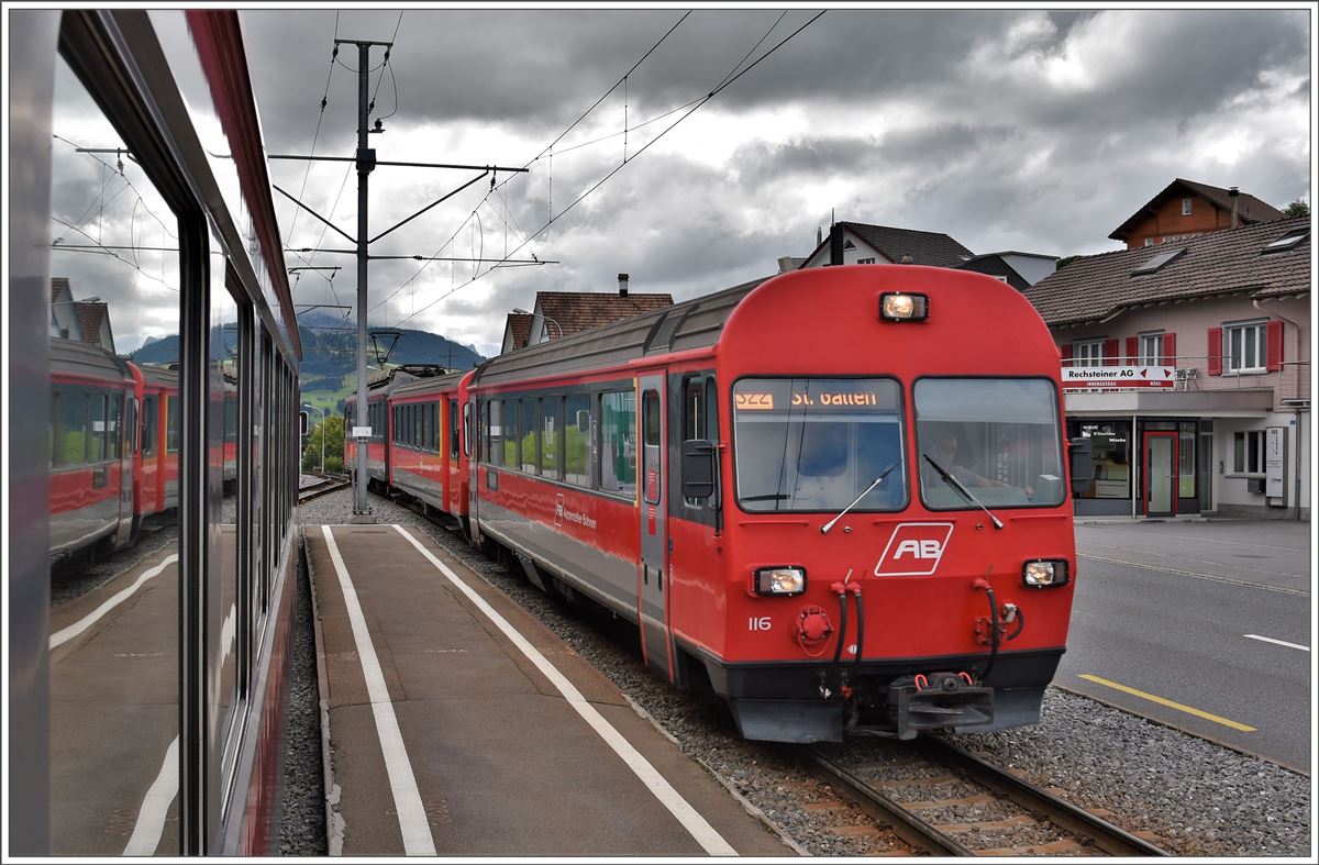 Der Gegenzug  S22 2146 mit ABt 116 im Sammelplatz. (18.09.2017)