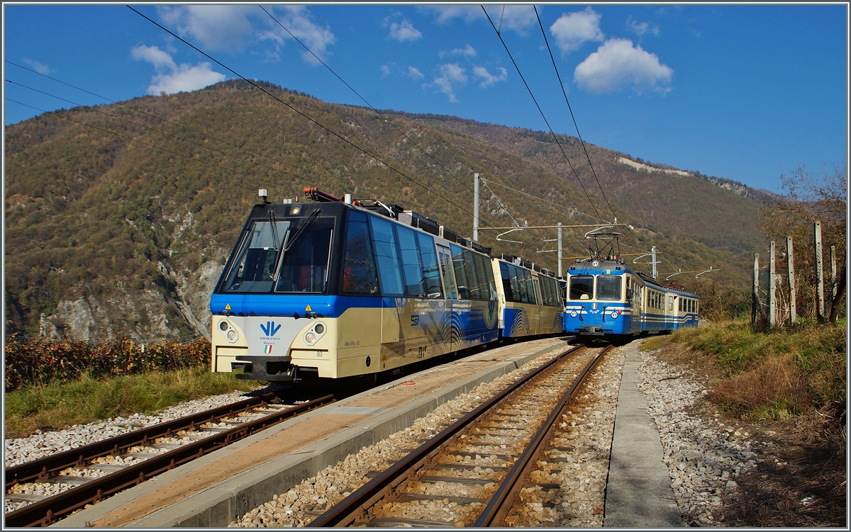 Der Gegenzug, der SSIF Treno Panormico D 54 P ist in Verigo eingeroffen und fährt hier ohne Halt durch.
31. Okt. 2014