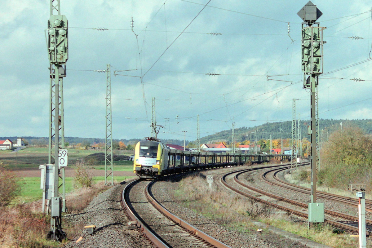 Der gelbe Taurus ES 64U2-009 erreichte am 18.10.02 mit einem Güterzug Richtung München die Lehrberger Ausfahrsignalen am Strecken-km 59. 
