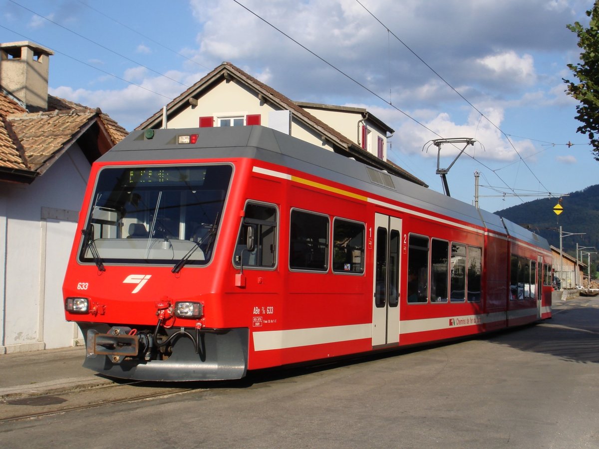 Der Gelenktriebwagen CJ-ABe 2/6 633 wartet am 30. Juli 2007 auf dem Bahnhofplatz in Glovelier auf seine Abfahrt.