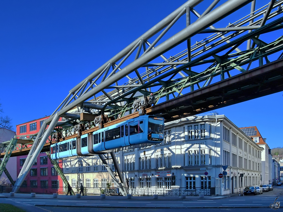 Der Gelenktriebwagen (GTW) Generation 15 Nr. 26 der aktuell nur am Wochenende verkehrenden Wuppertaler Schwebebahn. (Februar 2021)