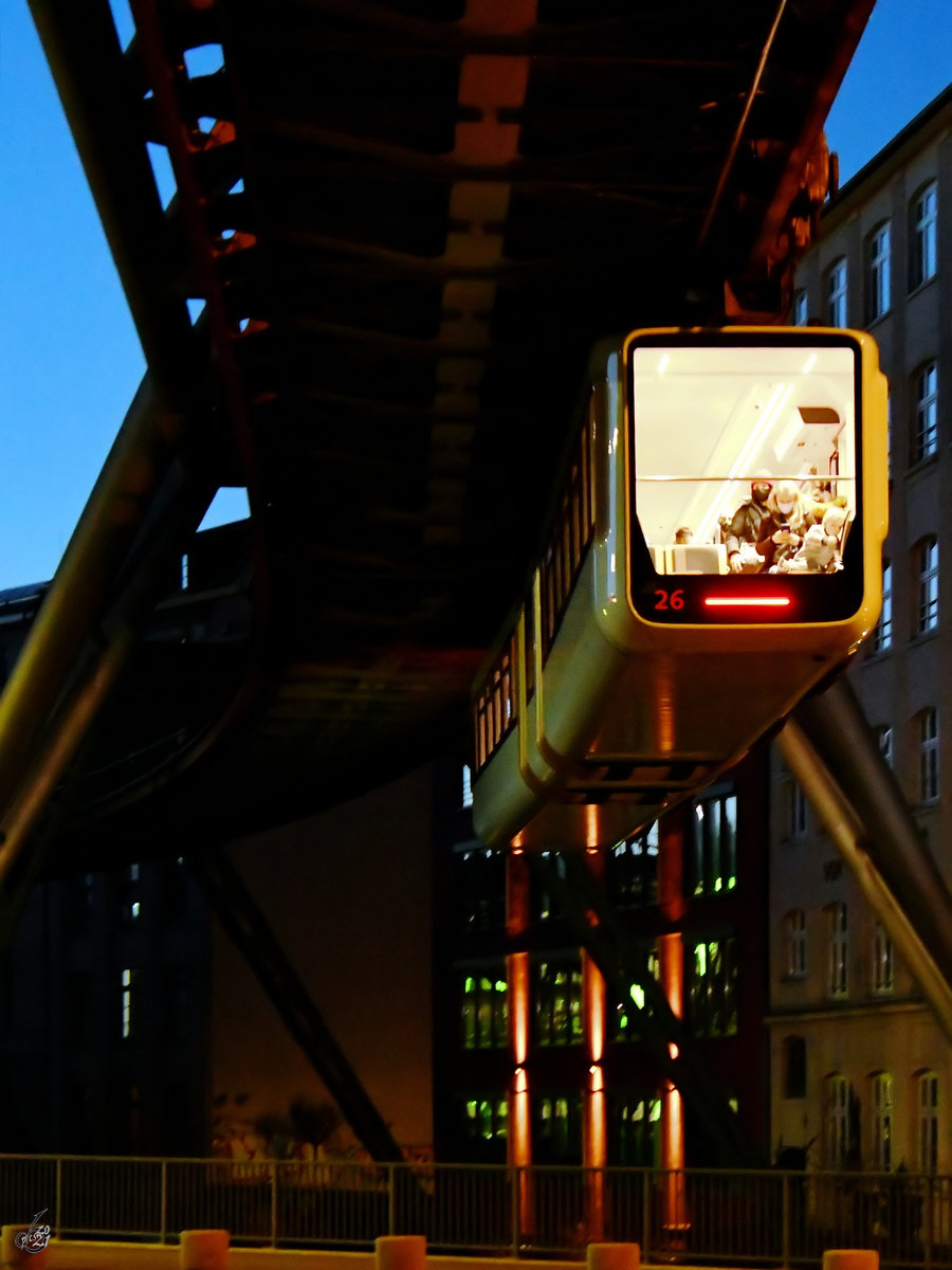 Der Gelenktriebwagen (GTW) Generation 15 Nr. 26 der aktuell nur am Wochenende verkehrenden Wuppertaler Schwebebahn. (Februar 2021)