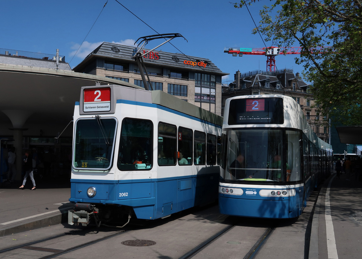 Der Generationenwechsel läuft umgekehrt: Die Flexitys kommen, die Tram 2000 gehen. Be 6/8 4027 und Be 4/6 2062 in Zürich, Bellevue am 26.05.2023.