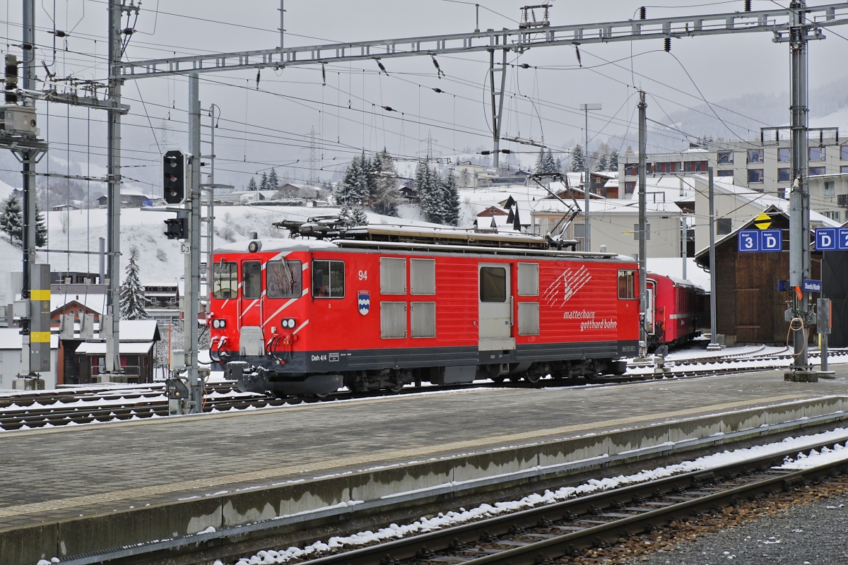 Der Gepäcktriebwagen Deh 4/4 II 94 der Matterhorn-Gotthard-Bahn rangiert am 02.04.2022 in Disentis