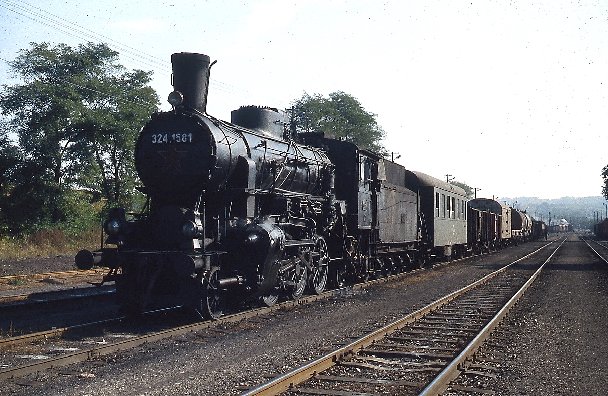 Der geringe Personen- und Güterverkehr zwischen Papa und Tatabanya wurde im Oktober 1978 noch komplett von den zwischen 1909 und 1923 in Dienst gestellten Lokomotiven der Reihe 324 bewältigt, hier 324.1581 im Oktober 1978 im Bahnhof Veszpremvarsany. Trotz ihres altertümlichen Aussehens setzte die MAV einige Lokomotiven bis Anfang der 1980er Jahre ein.