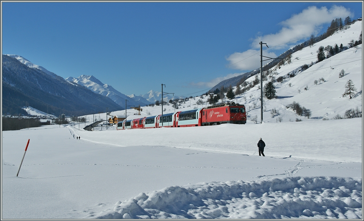 Der Glacier-Express 902 Zermatt - St.Moritz kurz vor Münster (VS).
20. Feb. 2014