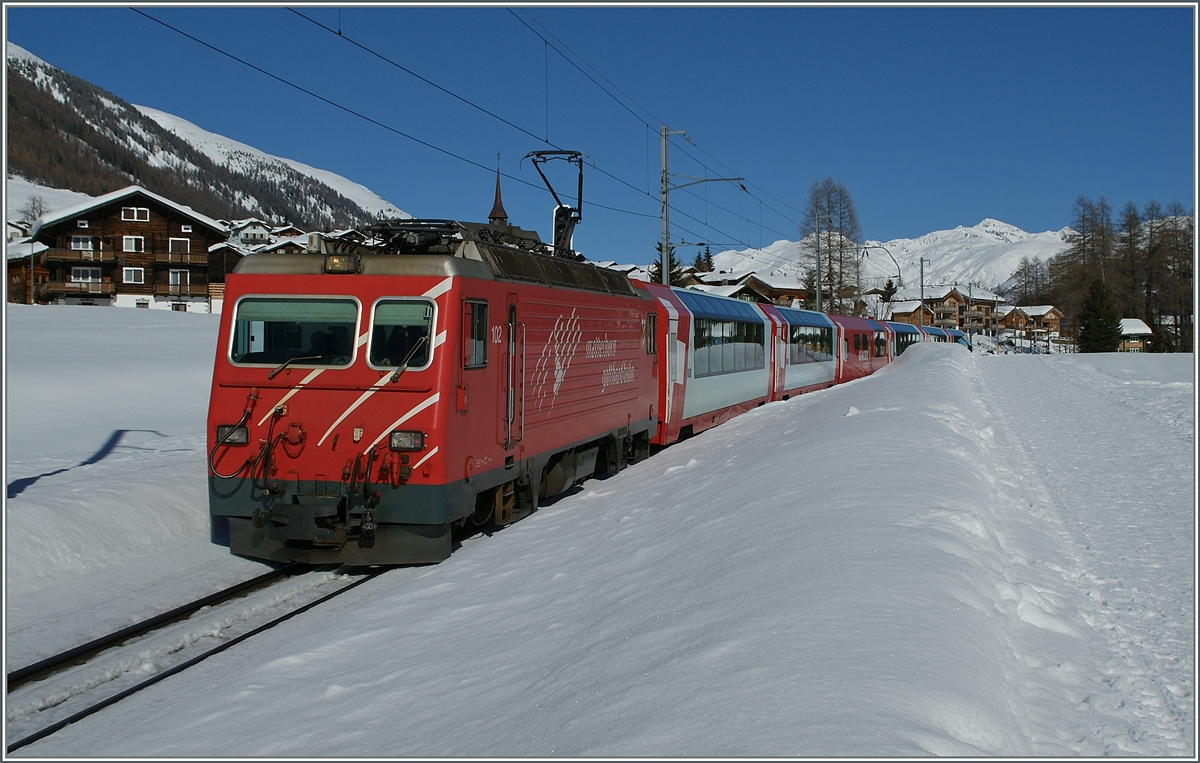 Der Glacier - Express 903 von St Moritz nach Zermatt bei Münster. Die Variante II zeigt den Zug bildfüllend, dafür tritt die Landschaft in den Hintergrund.
20. Feb. 2014