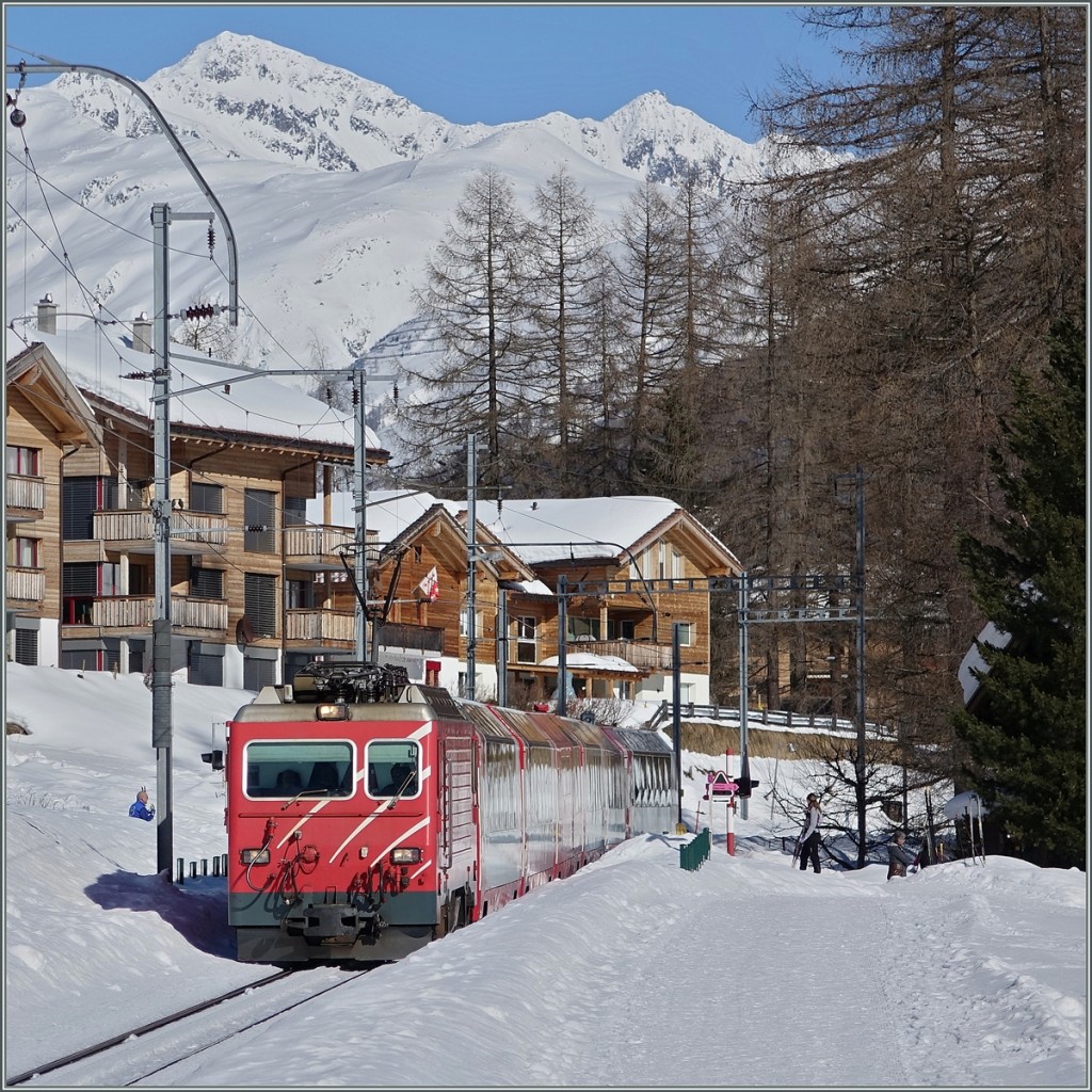 Der Glacier Express 903 von St. Moritz nach Zermatt bei Münster.
20. Feb. 2014