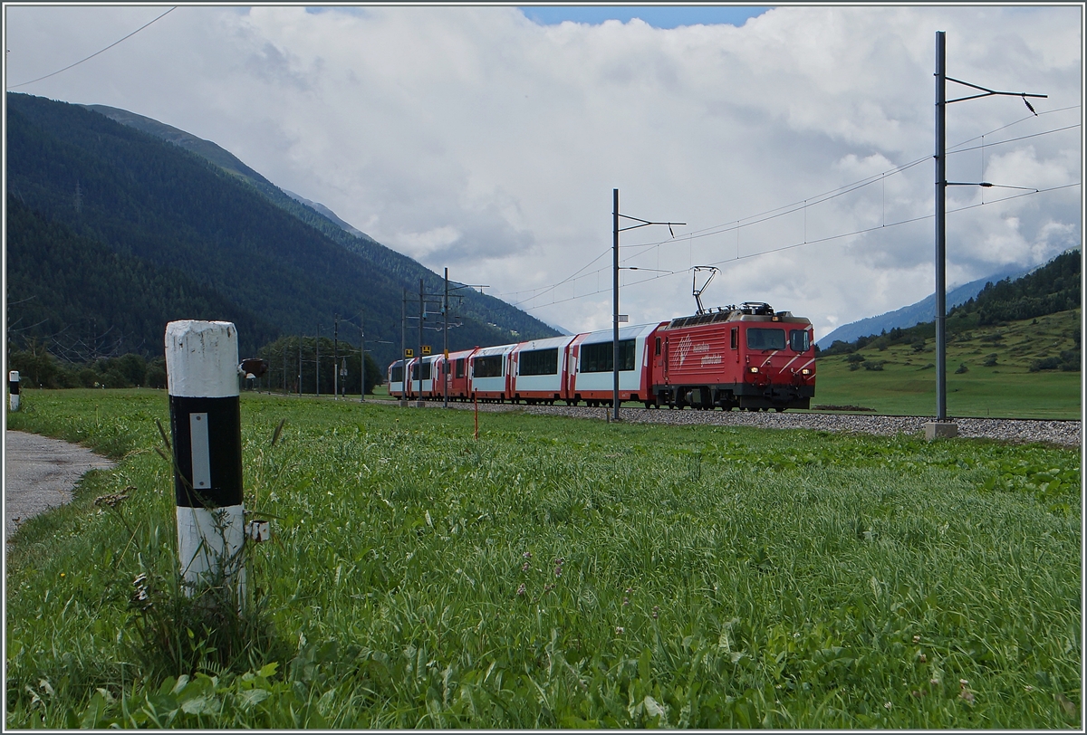 Der Glacier Express 904 kurz vor Oberwald im hier breiten Tal des Goms. 
16. Aug. 2014