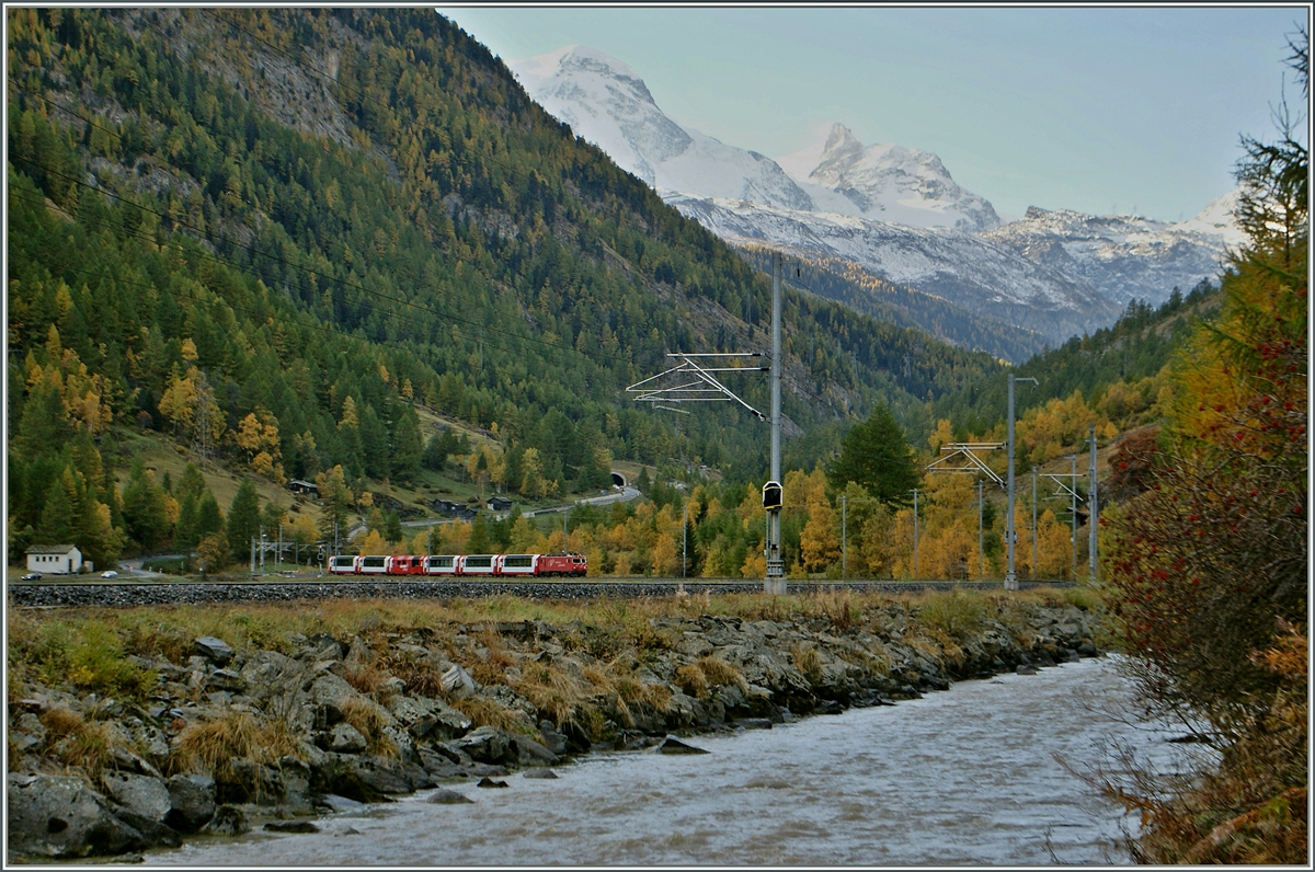 Der Glacier Express 908 hat die erste Steilstrecke hinter sich und fhrt nun durch die noch schattige Ebene bei Tsch.
21. Okt. 2013