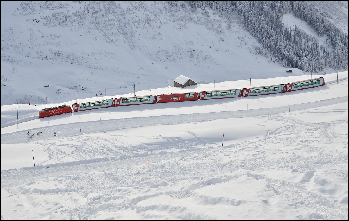 Der Glacier Express unterhalb Nätschen. Januar 2015.