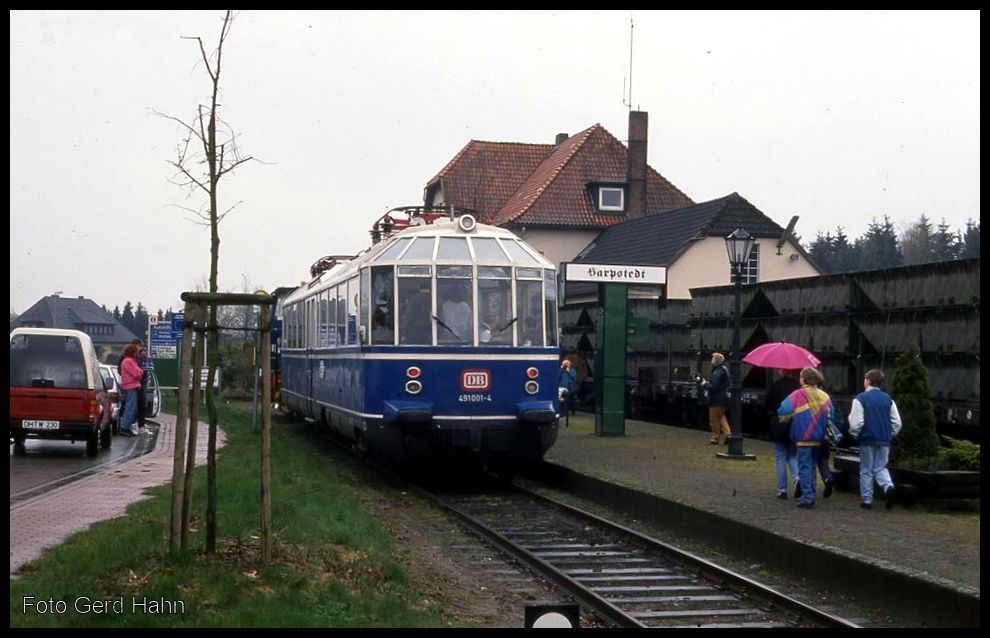 Der Gläserne Zug auf dem Land! Am 14.4.1992 war der Aussichtstriebwagen ET 491001 zu Gast in Harpstedt. Da die Strecke Delmenhorst - Harpstedt nicht elektrifiziert ist, wurde der ET von einer Schöma Diesellok dorthin geschleppt.