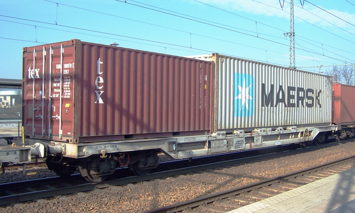 Der gleiche am 20.2. 15 im Bf. Golm fotografierte Containerzug bestand zum andern Teil (etwa 1/3) aus Sdgnss 559.0 der Cargo-Sparte der slowakischen Eisenbahn