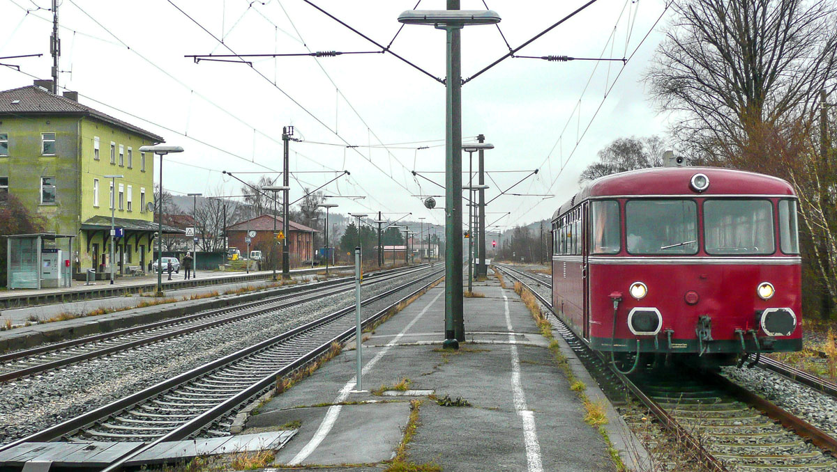 Der gleiche Platz 3½ Jahre später: Am 6.12.08 setzte die Bayernbahn ihren Schienen¬bus für Pendelfahrten zwischen Dombühl und Dinkelbühl zum Weihnachtsmarkt ein. Ganz allein auf Gleis 4 wirkte der Triebwagen etwas verloren.