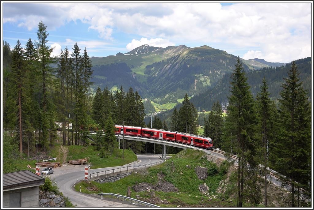 Der gleiche Zug befindet sich hier auf der unteren Brücke. (11.06.2015)