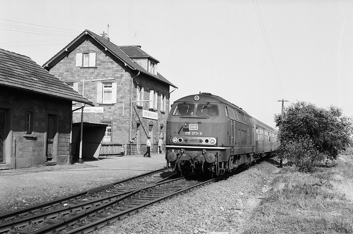 Der gleiche Zug in Offenbach/Queich (September 1983).
