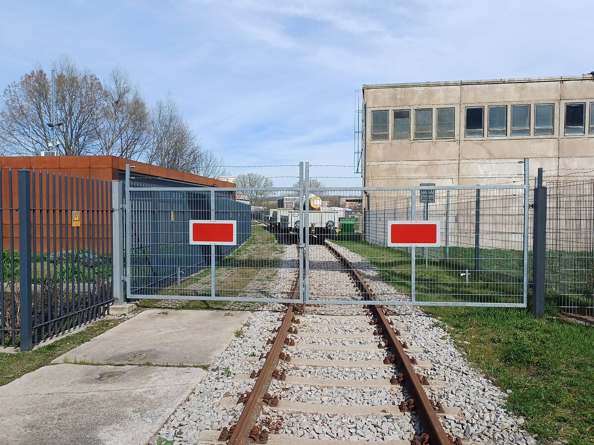 Der Gleisanschluss von Siemens Energy am 27.03.2024 in Erfurt. Von einem Bahnübergang aus fotografiert.