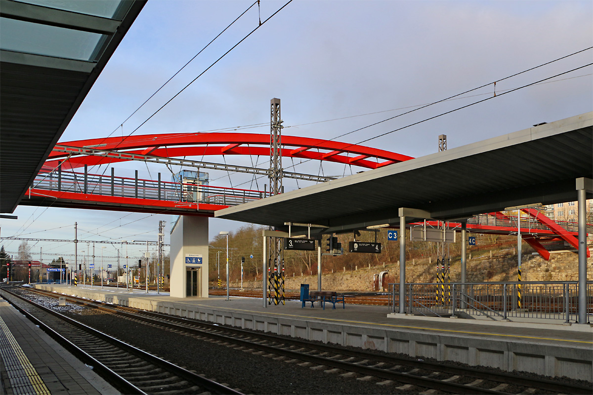 Der Gleisbereich des völlig umgestalteten oberen Bahnhofs in Karlovy Vary, die frühere dominierende Halle mit den sicher architektonisch interessanten Säulen gibt es nicht mehr, dafür jetzt mehr Licht und man muss nicht mehr über die Gleise turnen, es gibt auch eine Unterführung zum Inselbahnsteig. 13.02.2020