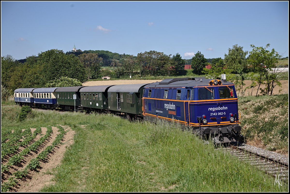 Der Gleisbogen von Karnabrunn ist eine der klassischen Fotostellen für den am Morgen fahrenden Zug nach Ernstbrunn. Grund genug, hier auch einmal die blaue 2143.062 festzuhalten. (27.05.2017)