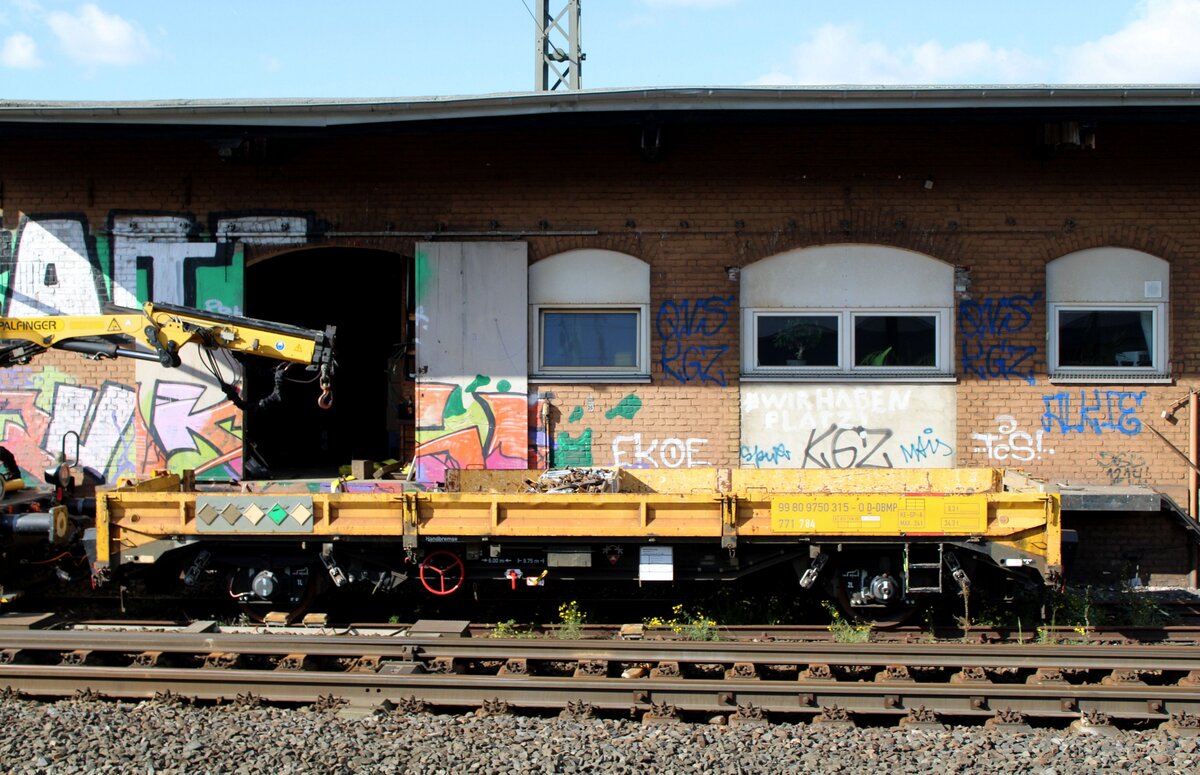 Der Gleiskraftwagenanh�nger 99 80 9750 315-0 D-DBMP am 12.10.2026 am G�terschuppen in Bielefeld Hbf.
