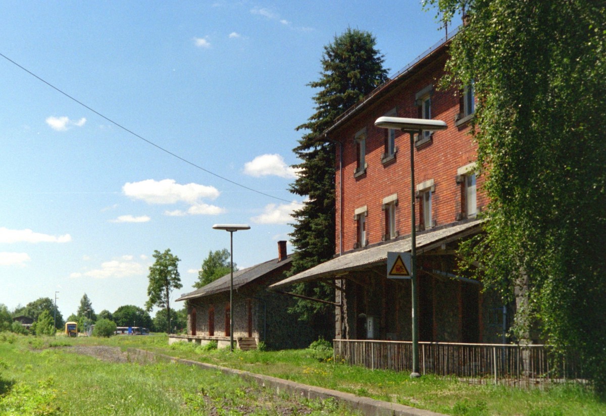 Der gleislose Bahnhof Waldmnchen am 02.07.2006; die von Cham kommende Strecke endet seit 2002 an dem im Hintergrund sichtbaren Haltepunkt.