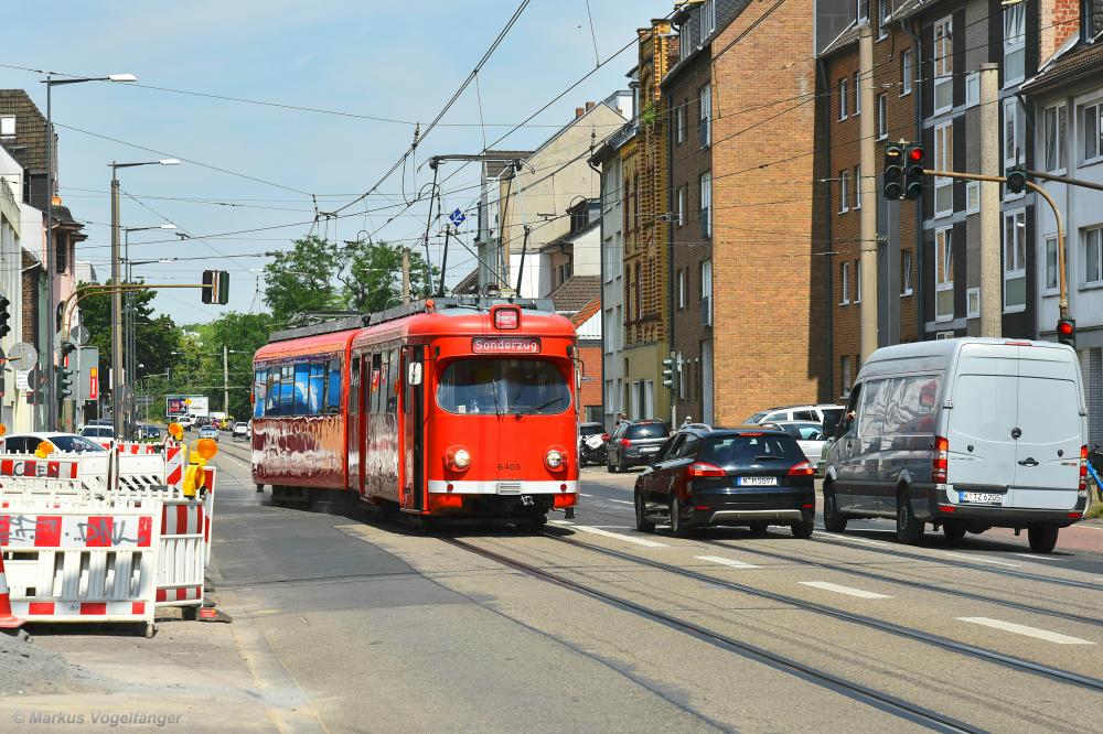 Der Gleispflegewagen 6405  Alte Lady  auf der Neusser Straße am 18.06.2019.