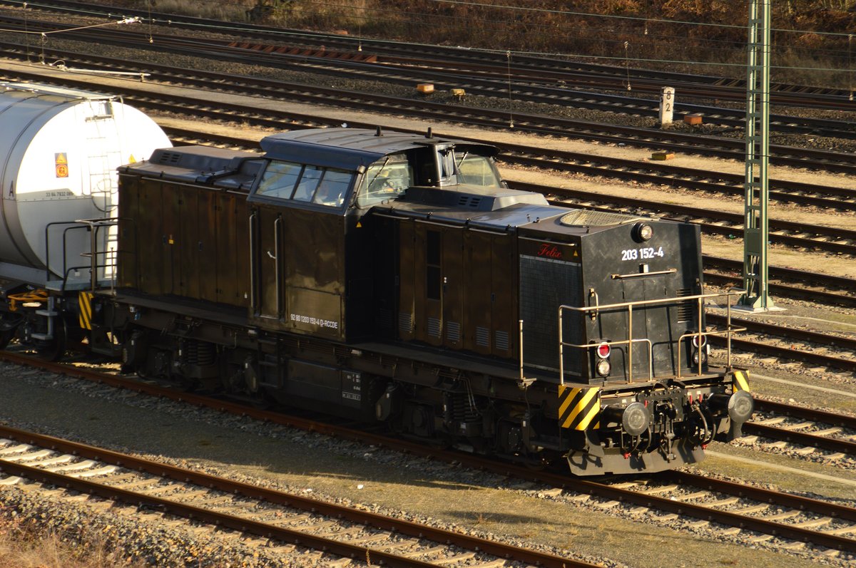 Der Glückliche oder Felix, hier steht Felix in Entenfang in der Abstellung.
Die Schwarze ist die 203 152-4 die hier mit drei Kesselwagen abgestellt ist. 28.1.2017