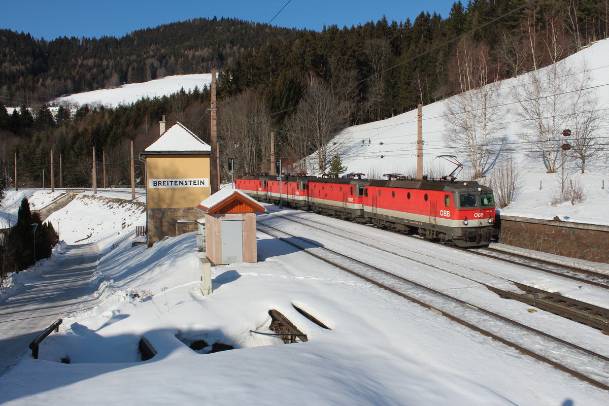 Der GLZ86232 bestehend aus 1144 112, 1144 055, 1144 290 und 1144 202 durchfährt am 21.1.2019 auf seinem Weg von Mürzzuschlag nach Gloggnitz den Bahnhof Breitenstein.