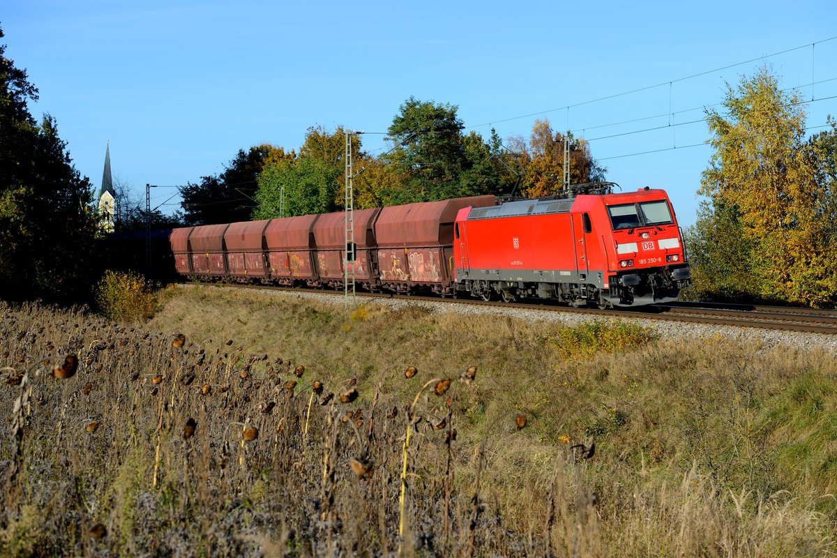 Der GM 44995 von Neuss Gbf nach Linz Stahlwerke wurde am 31. Oktober 2016 über Ingolstadt umgeleitet. Bei Fahlenbach konnte ich den von 185 250 geführten Ganzzug ablichten.