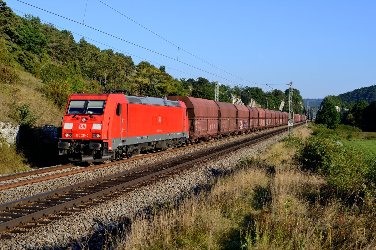 Der GM 44999 von Linz Stahlwerke nach Neuss Gbf wurde am 12. September 2016 ebenfalls über Ingolstadt umgeleitet. Bei Hagenacker im Altmühltal konnte ich den von 185 211 geführten Ganzzug ablichten.