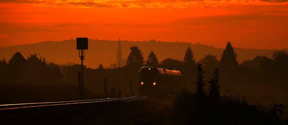 Der goldenen Herbst ist da. R8551 am Morgen des 16.September 2015 auf höhe des Einfahrvorsignals Frauental Bad Gamms Richtung Deutschlandsberg. 
