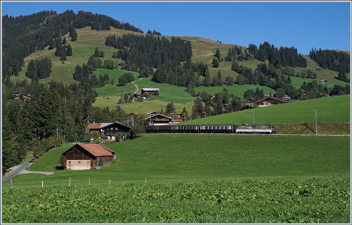 Der GoldenPass Classic wie er viele Jahre zwischen Montreux und Zweisimmen verkehrte: mit Lok und Komposition, hier eine Aufnahme kurz nach Schönried vom 30. Sept. 2016.