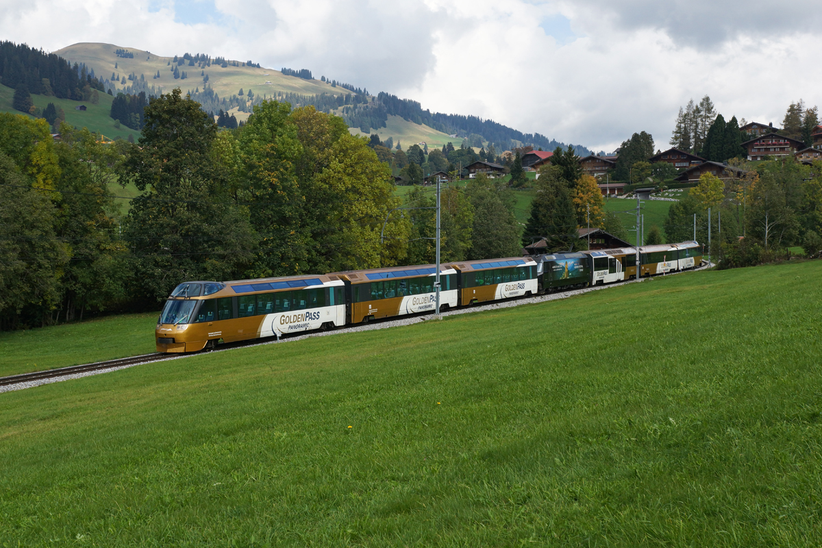Der GoldenPass Panoramic mit dem führenden Ast 152 fährt am 04.10.2014 von Schönried Richtung Gruben.