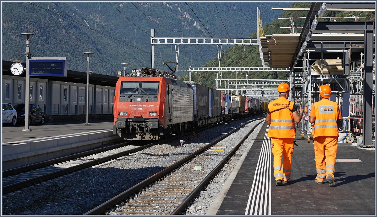 Der Gotthard Basistunnel ist eröffnet und im Testbetrieb, doch noch gibt es viel zu tun an der Gotthardbahn, wie hier in Bellinzona zu sehen ist.
Auf Gleis 1 fährt ein die Re 474 015 mit einen Güterzug Richtung Luino vorbei.
7. Sept. 2016