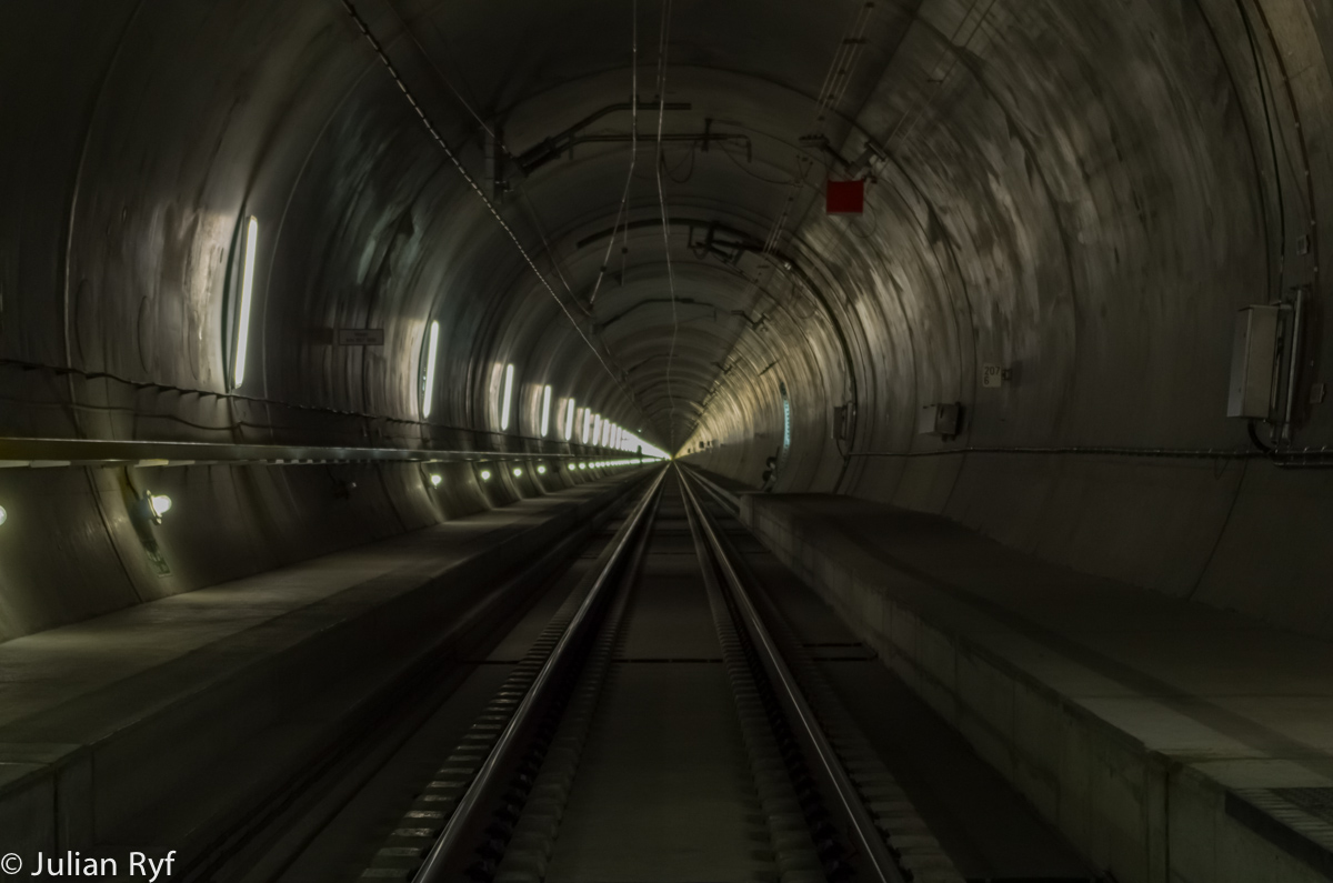 Der Gotthard-Basistunnel - der längste Eisenbahntunnel der Welt. Ein Jahrhundertbauwerk!
Bei einer Besichtigung kann in die in diesem Bereich bereits vollendete Weströhre des Tunnels hineingestanden werden (gemacht am 7. April 2015). 50 Kilometer weiter befindet sich das Südportal bei Bodio, 7 Kilometer zurück das Nordportal in Erstfeld. Im Oktober diesen Jahres wird der Tunnel fertig sein, ab dann stehen bis Dezember 2016 Testfahrten an bevor der Tunnel dann eröffnet wird.