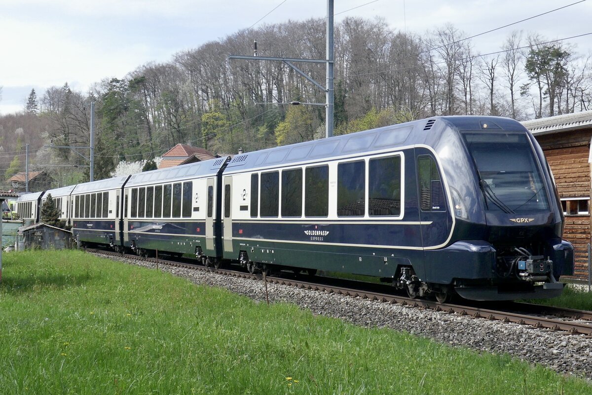 Der GPX Zug 04  Shania Train  unterwegs nach Interlaken Ost am 5.4.24 kurz vor Spiez.