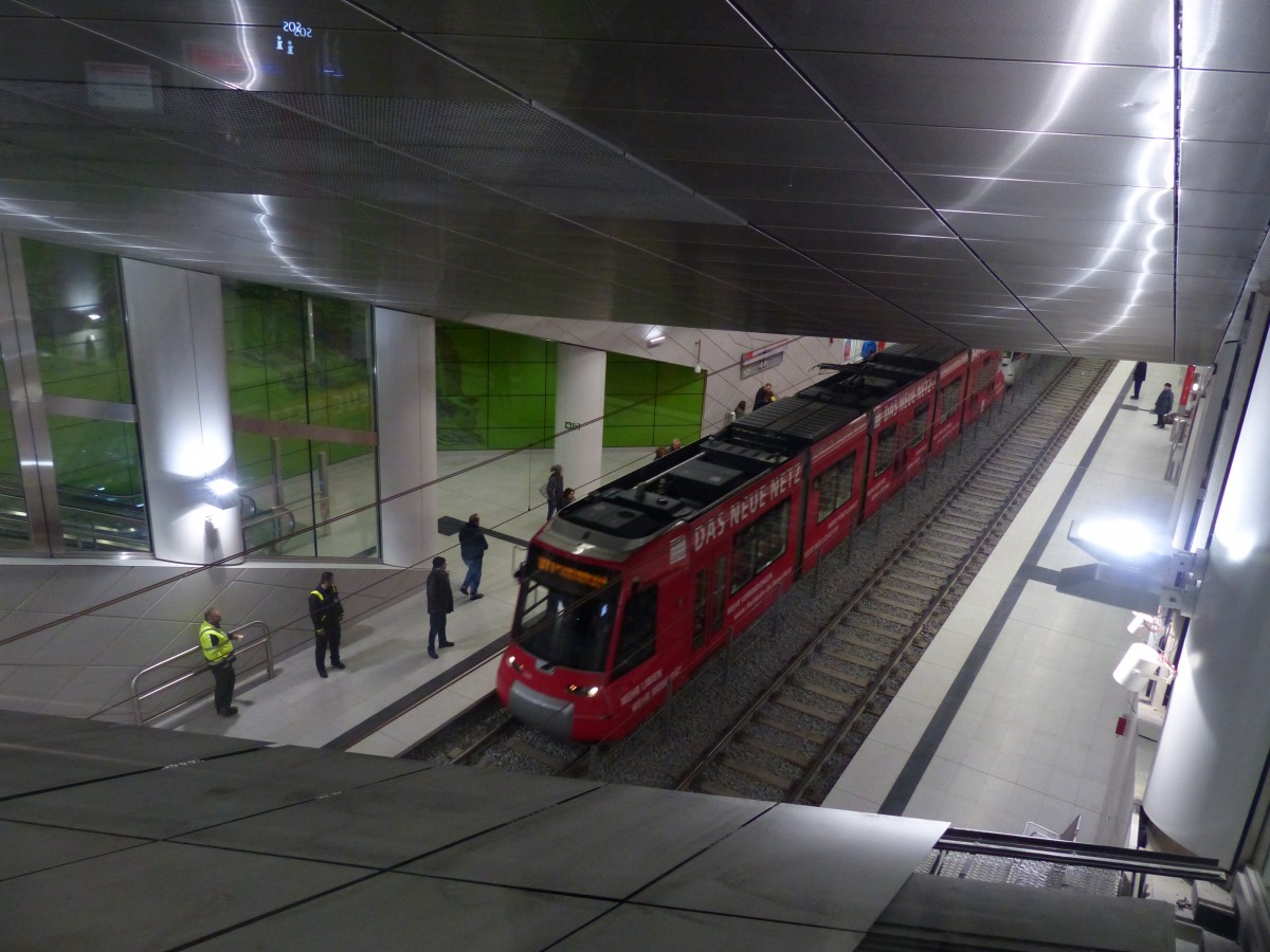 Der Graf-Adolf-Platz präsentiert sich in grüner Farbe mit dunklen Linien, die den Fahrgast auf seinem Weg begleiten. Manuel Franke schuf dadurch einen begehbaren Farbraum. 21.2.2016, Düsseldorf