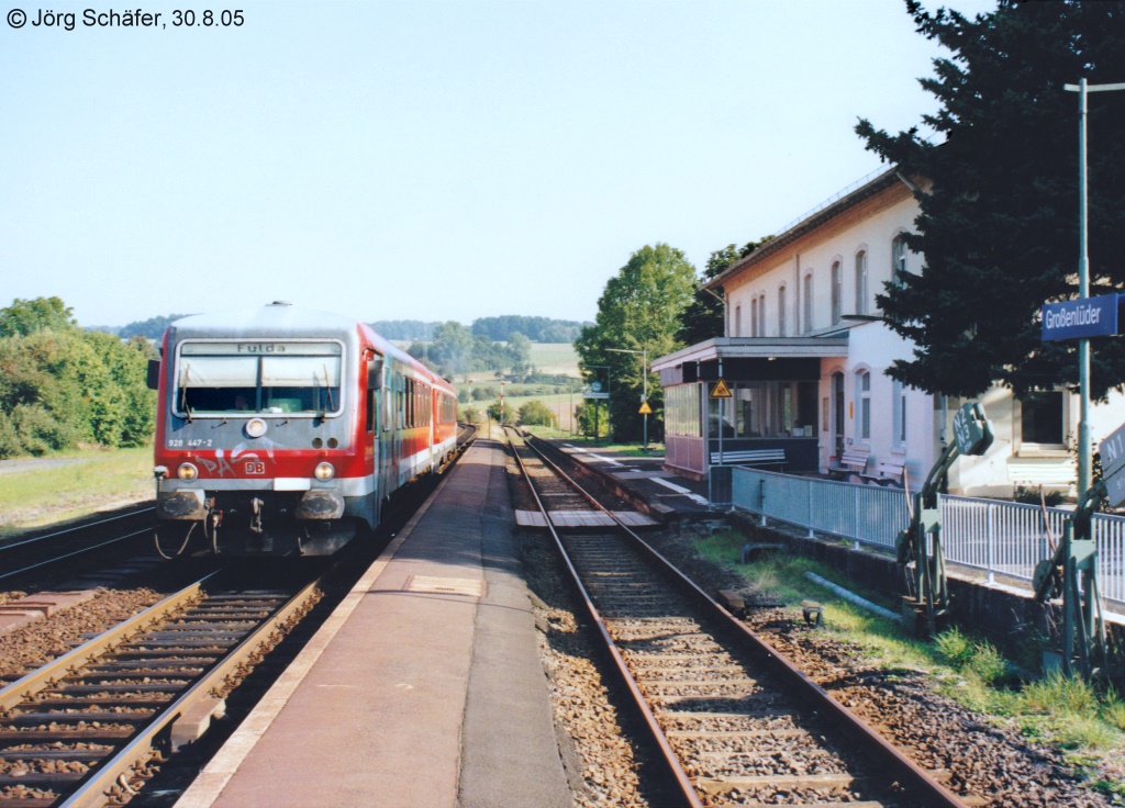 Der graffiti-verschmierte 928 447 hlt am 30.8.05 als RB nach Fulda im Bahnhof Groenlder auf Gleis 2.